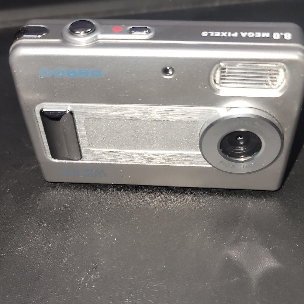 Cobra 8 Mega Pixel Digital Camera DC-8000 Works Great